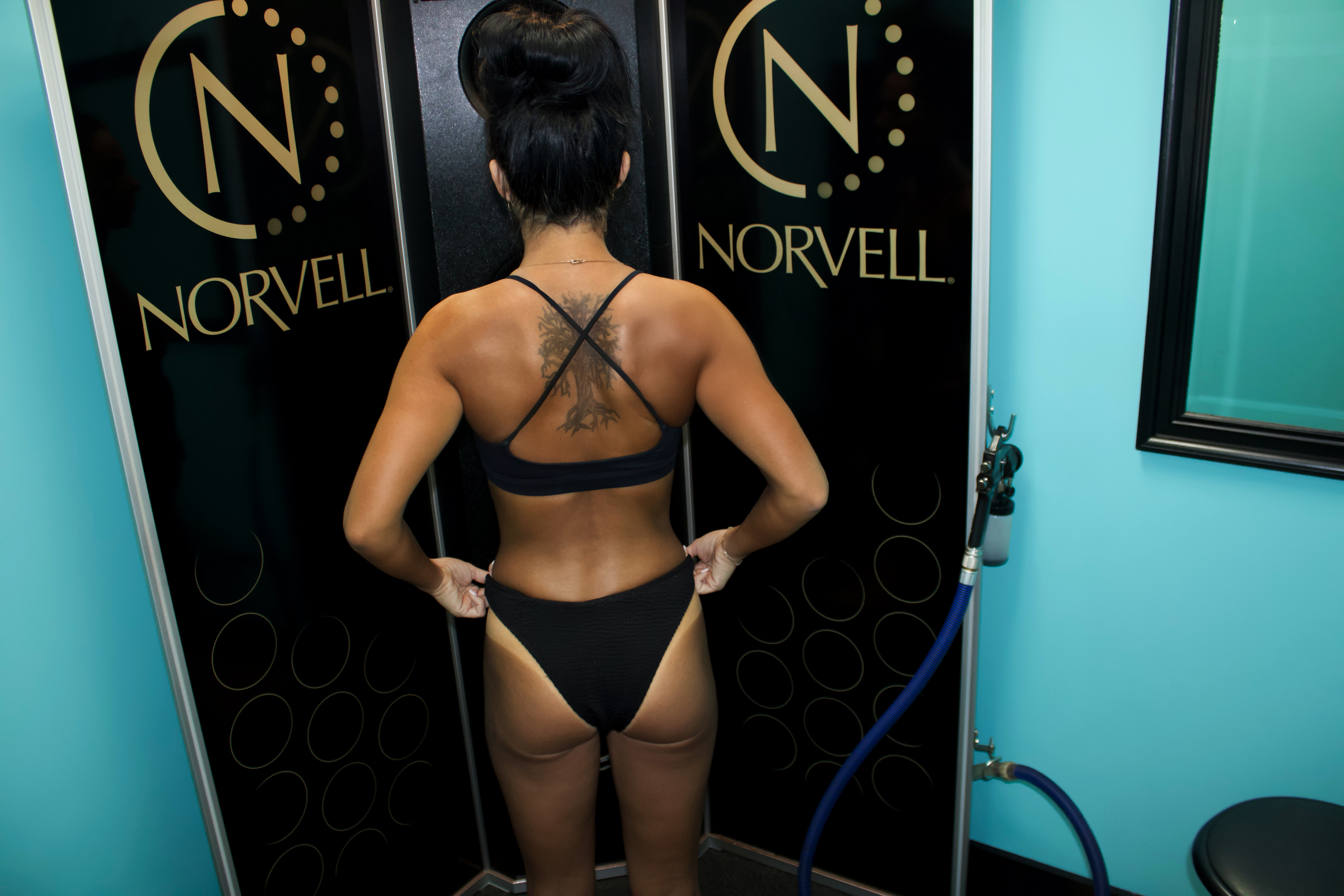 Spray tan booth